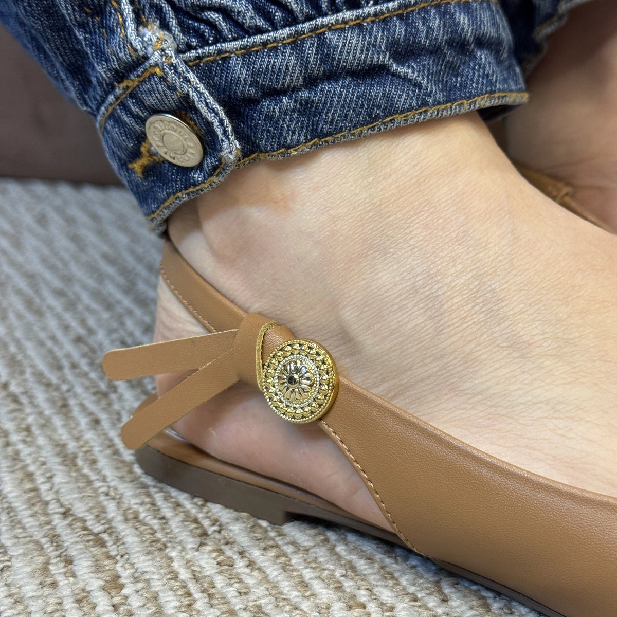 SLINGBACK RASTEIRA DETALHE LATERAL MOEDA - CAPUCCINO