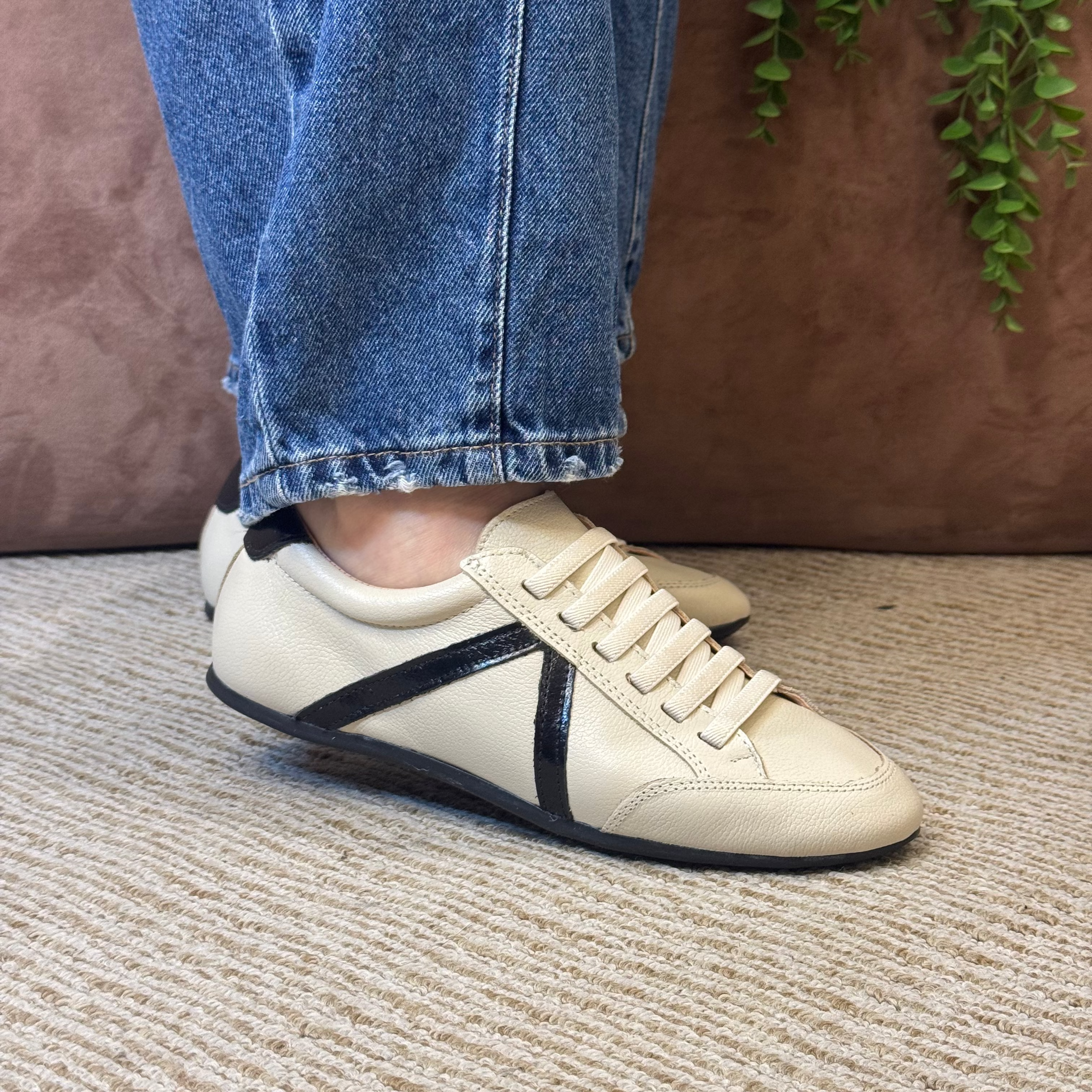 TÊNIS CAMURÇA V COURO - OFF WHITE / PRETO