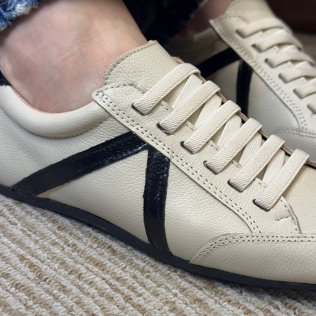 TÊNIS CAMURÇA V COURO - OFF WHITE / PRETO