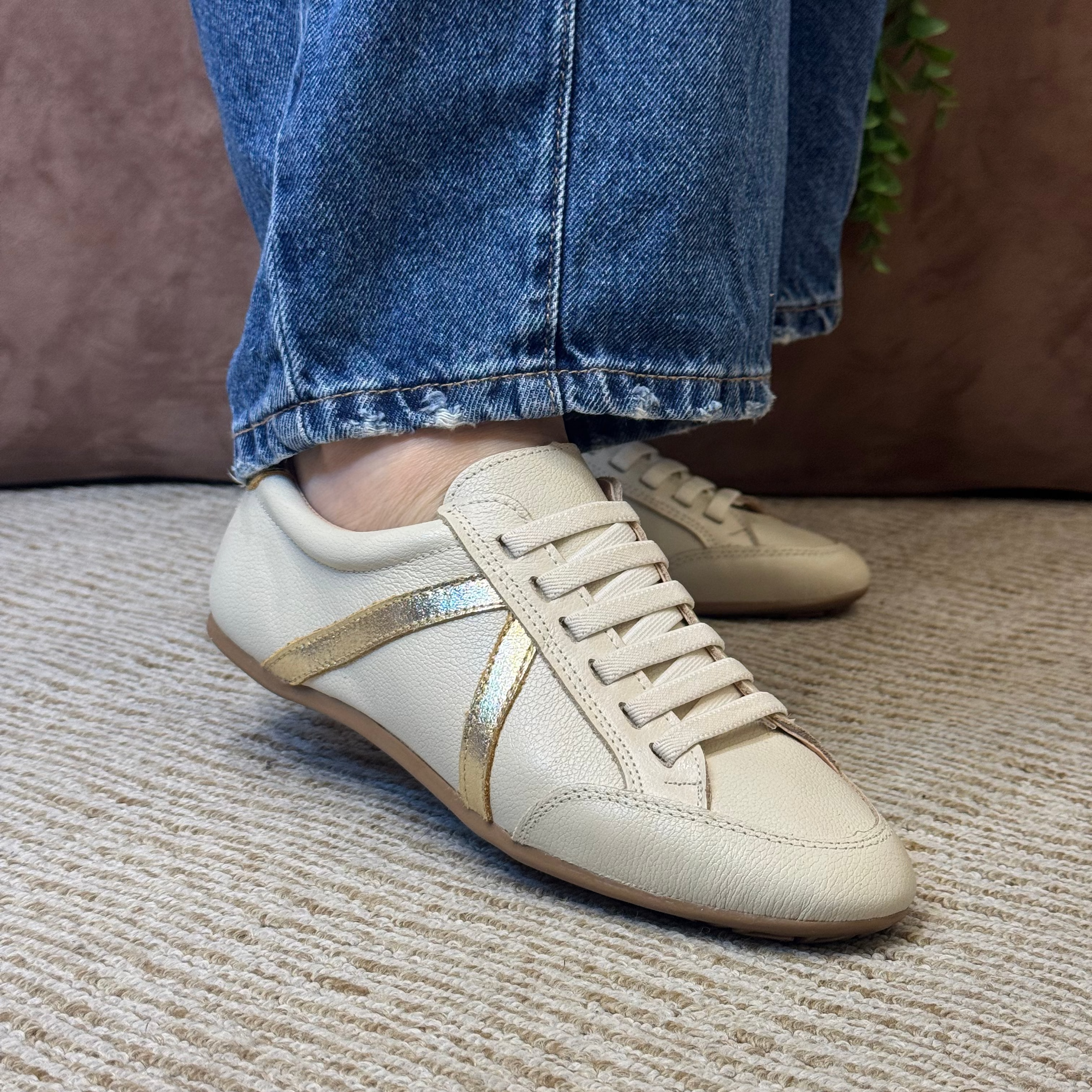 TÊNIS CAMURÇA V COURO - OFF WHITE / OURO