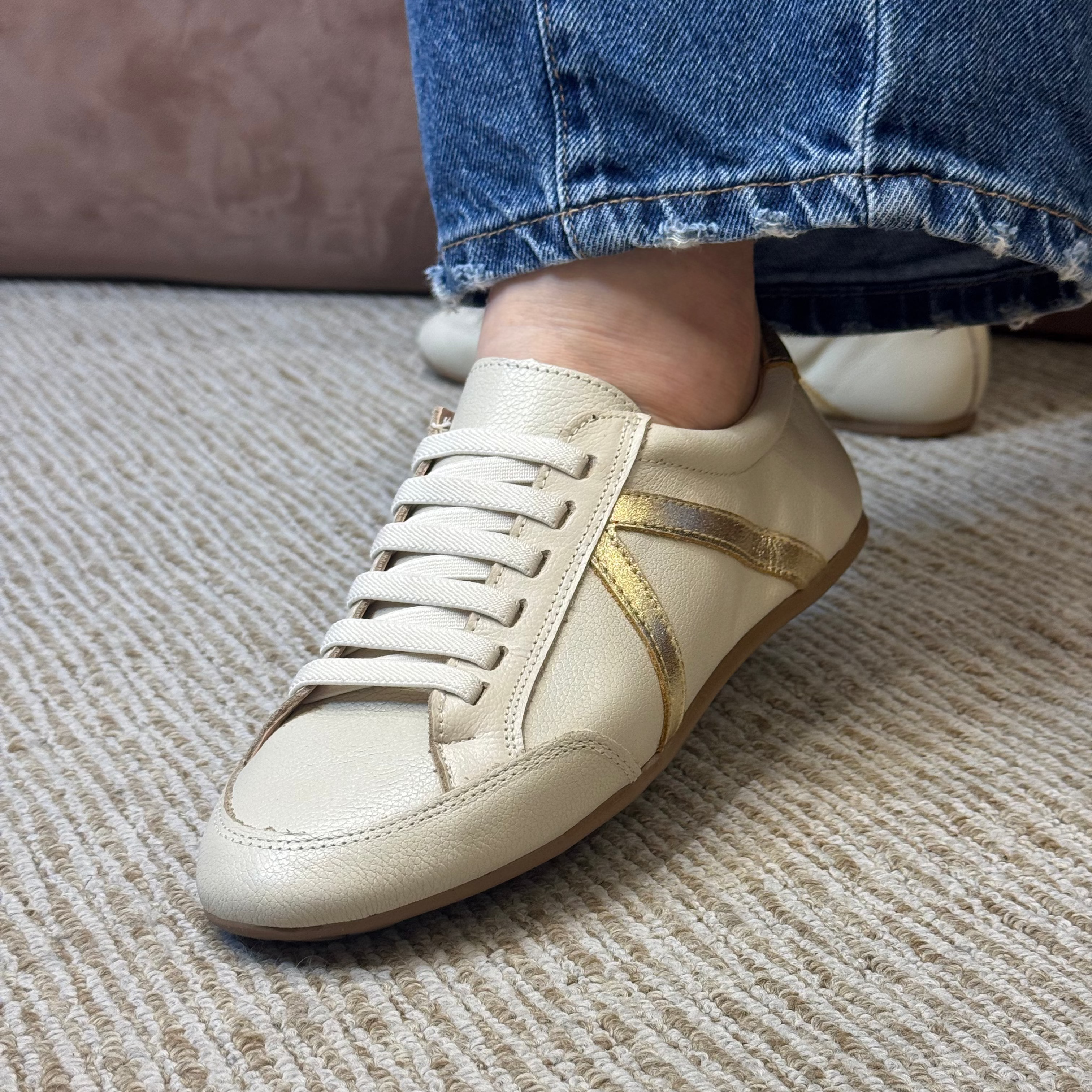 TÊNIS CAMURÇA V COURO - OFF WHITE / OURO