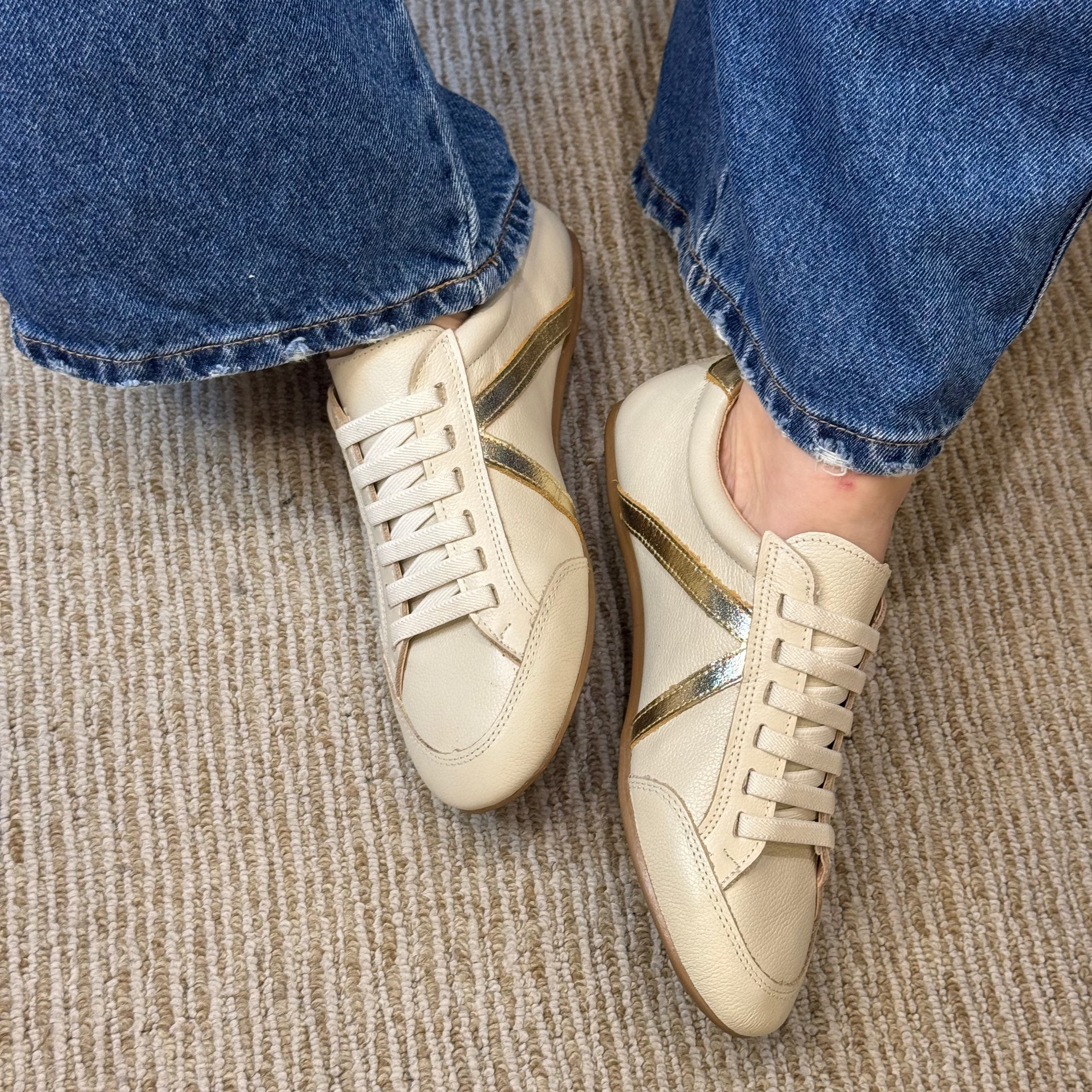 TÊNIS CAMURÇA V COURO - OFF WHITE / OURO